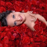 Beauty Shooting in einem Bett aus Rosen Kassel