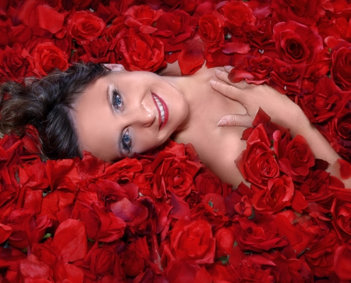 Beauty Shooting in einem Bett aus Rosen Kassel