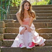 Outdoor Shooting - be diffrent - Pink Sneackers & Abendkleid
