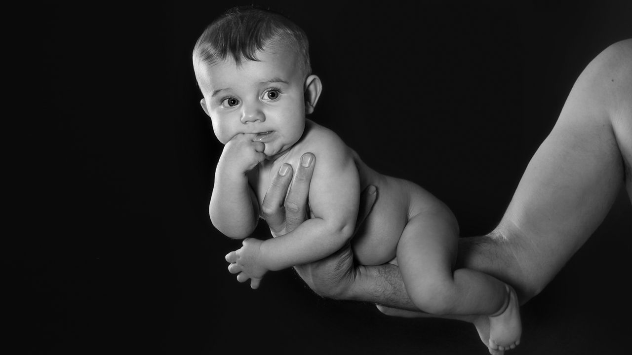 Baby auf Arm - Fotoshooting Babyfotos Kassel